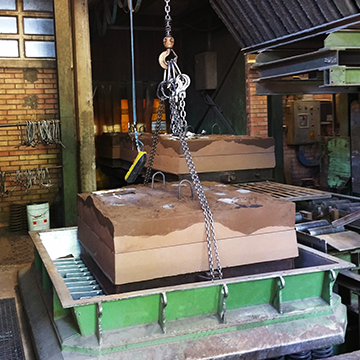 Shake Out Machine in Carbon Steel allows to divide the casting from the sand